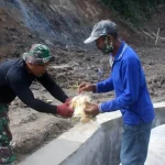 Pedagang Sayur Bagikan Makanan Ringan ke Anggota Satgas TMMD di Koltim Pedagang Sayur Bagikan Makanan Ringan ke Anggota Satgas TMMD di Koltim