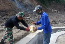 Pedagang Sayur Bagikan Makanan Ringan ke Anggota Satgas TMMD di Koltim Pedagang Sayur Bagikan Makanan Ringan ke Anggota Satgas TMMD di Koltim