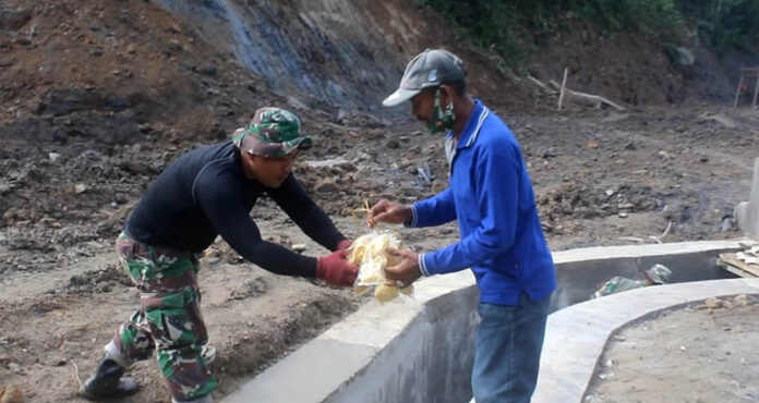 Pedagang Sayur Bagikan Makanan Ringan ke Anggota Satgas TMMD di Koltim