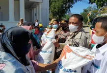 Bupati Busel Salurkan Bantuan Beras PPKM untuk 9.646 KPM Bupati Busel Salurkan Bantuan Beras PPKM untuk 9.646 KPM