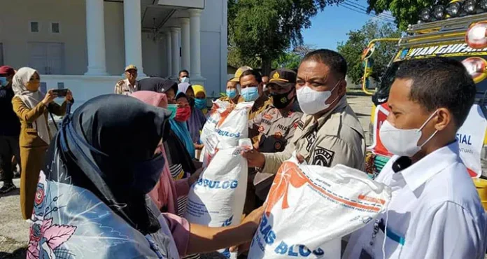Bupati Busel Salurkan Bantuan Beras PPKM untuk 9.646 KPM