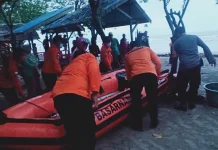 11 Wisatawan Terseret Gelombang di Pantai Batu Gong: 1 Tewas, 2 Masih Dicari 11 Wisatawan Terseret Gelombang di Pantai Batu Gong: 1 Tewas, 2 Masih Dicari