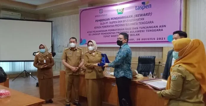 Pemprov Sultra Raih Penghargaan dari PT Taspen dan BPJS Kesehatan