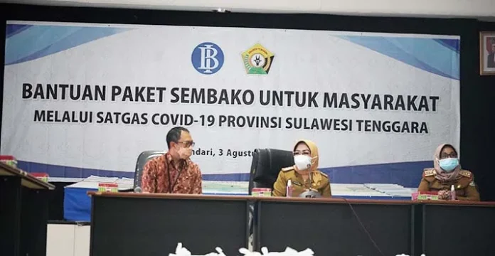 Dukung Penanganan Covid-19, BI Sultra Serahkan Bantuan Paket Sembako dan Masker