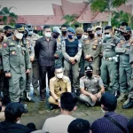 Wali Kota Kendari Temui Demonstran Sambil Duduk Bersila Wali Kota Kendari Temui Demonstran Sambil Duduk Bersila