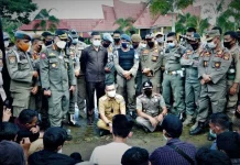 Wali Kota Kendari Temui Demonstran Sambil Duduk Bersila Wali Kota Kendari Temui Demonstran Sambil Duduk Bersila