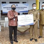 Terima Bantuan dari BI Sultra, Sulkarnain: Bakal Diberikan ke Keluarga Pasien Covid-19 Terima Bantuan dari BI Sultra, Sulkarnain: Bakal Diberikan ke Keluarga Pasien Covid-19