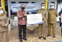 Terima Bantuan dari BI Sultra, Sulkarnain: Bakal Diberikan ke Keluarga Pasien Covid-19 Terima Bantuan dari BI Sultra, Sulkarnain: Bakal Diberikan ke Keluarga Pasien Covid-19