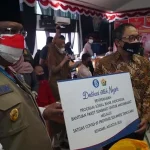 Gubernur Bagikan Langsung Paket Bantuan BI Sultra ke Warga Kendari Gubernur Bagikan Langsung Paket Bantuan BI Sultra ke Warga Kendari