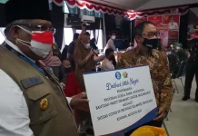 Gubernur Bagikan Langsung Paket Bantuan BI Sultra ke Warga Kendari Gubernur Bagikan Langsung Paket Bantuan BI Sultra ke Warga Kendari