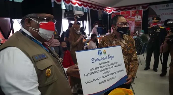 Gubernur Bagikan Langsung Paket Bantuan BI Sultra ke Warga Kendari