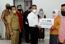 16 Warga di Punggolaka Dapat Bantuan Perbaikan Rumah 16 Warga di Punggolaka Dapat Bantuan Perbaikan Rumah