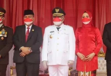 Hujan Deras, Upacara Penurunan Bendera di Konawe Tetap Khidmat Hujan Deras, Upacara Penurunan Bendera di Konawe Tetap Khidmat