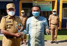 Bupati Mubar Terima Penghargaan Duta Pembangunan Kelistrikan dari PLN Bupati Mubar Terima Penghargaan Duta Pembangunan Kelistrikan dari PLN