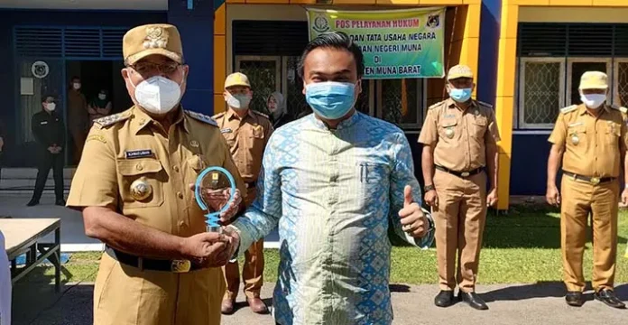 Bupati Mubar Terima Penghargaan Duta Pembangunan Kelistrikan dari PLN