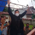 Kedatangan Apriani di Konawe Disambut Warga Hingga Ayahnya Terharu Kedatangan Apriani di Konawe Disambut Warga Hingga Ayahnya Terharu