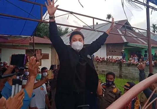 Kedatangan Apriani di Konawe Disambut Warga Hingga Ayahnya Terharu Kedatangan Apriani di Konawe Disambut Warga Hingga Ayahnya Terharu