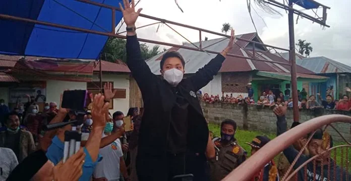 Kedatangan Apriani di Konawe Disambut Warga Hingga Ayahnya Terharu