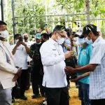 Wali Kota Kendari Serahkan 2.857 Bibit Cengkeh ke Kelompok Tani di Puuwatu Wali Kota Kendari Serahkan 2.857 Bibit Cengkeh ke Kelompok Tani di Puuwatu