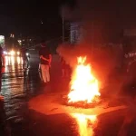 Rekannya Ditahan Atas Pemalsuan Surat PCR, Puluhan Pemuda Ini Gelar Aksi Rekannya Ditahan Atas Pemalsuan Surat PCR, Puluhan Pemuda Ini Gelar Aksi