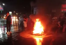 Rekannya Ditahan Atas Pemalsuan Surat PCR, Puluhan Pemuda Ini Gelar Aksi Rekannya Ditahan Atas Pemalsuan Surat PCR, Puluhan Pemuda Ini Gelar Aksi