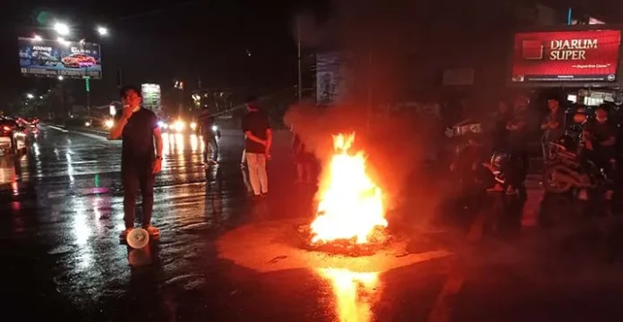 Rekannya Ditahan Atas Pemalsuan Surat PCR, Puluhan Pemuda Ini Gelar Aksi