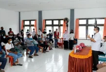 Sulkarnain Serahkan Bantuan Tunai ke 289 Nelayan Terdampak Covid-19 Sulkarnain Serahkan Bantuan Tunai ke 289 Nelayan Terdampak Covid-19