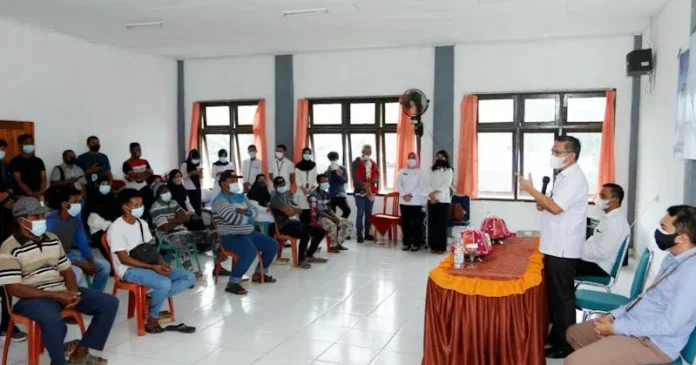 Sulkarnain Serahkan Bantuan Tunai ke 289 Nelayan Terdampak Covid-19