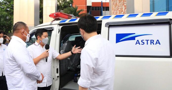 Pandemi Covid-19, Grup Astra Serahkan 5 Unit Ambulans Kepada BNPB