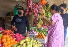 Dukung Ekonomi Mikro di Masa PPKM, ASR Kendari Berdayakan Pedagang Buah Dukung Ekonomi Mikro di Masa PPKM, ASR Kendari Berdayakan Pedagang Buah