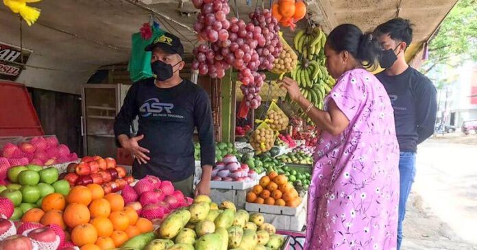 Dukung Ekonomi Mikro di Masa PPKM, ASR Kendari Berdayakan Pedagang Buah