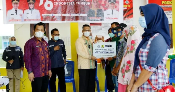 Pemkot Kendari Serahkan Buku Tabungan ke 32 Penerima Bantuan Rumah Swadaya