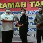 Gubernur Sultra Beri Satu Unit Mobil kepada Apriyani Rahayu Gubernur Sultra Beri Satu Unit Mobil kepada Apriyani Rahayu