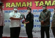 Gubernur Sultra Beri Satu Unit Mobil kepada Apriyani Rahayu Gubernur Sultra Beri Satu Unit Mobil kepada Apriyani Rahayu