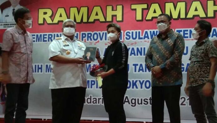 Gubernur Sultra Beri Satu Unit Mobil kepada Apriyani Rahayu