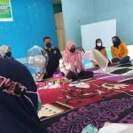 Mahasiswa UHO Latih Warga Poasia Bikin Produk Ekonomi Kreatif Mahasiswa UHO Latih Warga Poasia Bikin Produk Ekonomi Kreatif