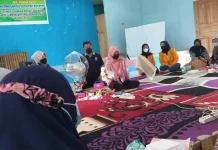 Mahasiswa UHO Latih Warga Poasia Bikin Produk Ekonomi Kreatif Mahasiswa UHO Latih Warga Poasia Bikin Produk Ekonomi Kreatif