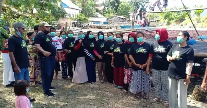 ASR Bagikan Masker dan Suplemen ke Petani di Busel