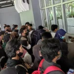 Mahasiswa UHO Rela Berdesakan Demi Mengurus UKT yang Bermasalah Mahasiswa UHO Rela Berdesakan Demi Mengurus UKT yang Bermasalah