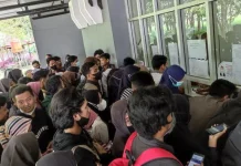 Mahasiswa UHO Rela Berdesakan Demi Mengurus UKT yang Bermasalah Mahasiswa UHO Rela Berdesakan Demi Mengurus UKT yang Bermasalah
