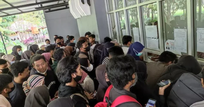 Mahasiswa UHO Rela Berdesakan Demi Mengurus UKT yang Bermasalah