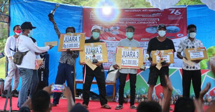 Pemenang Lomba Mancing dan Balap Perahu di Kolut Dihadiahi Jutaan Rupiah