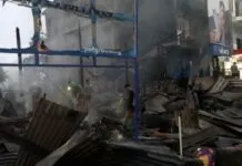 Kebakaran Melalap 7 Bangunan di Area Pasar Baru Kendari Kebakaran Melalap 7 Bangunan di Area Pasar Baru Kendari