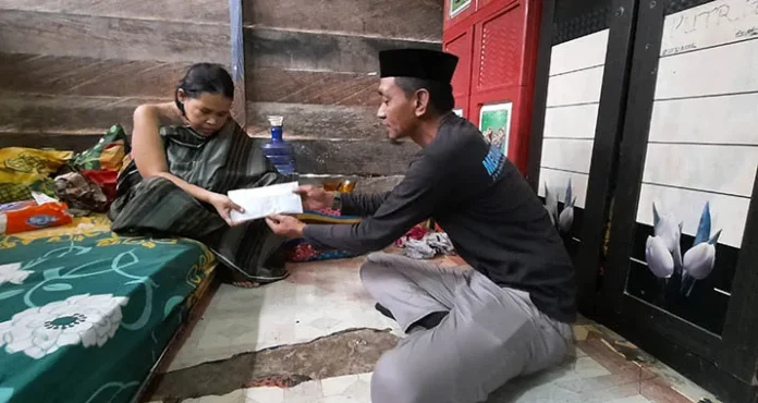 HIPTI Salurkan Donasi untuk Penderita Kanker Payudara di Kolut