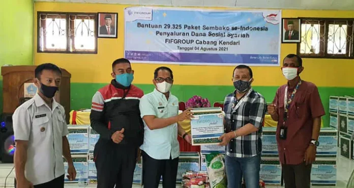 FIFGROUP Cabang Kendari Serahkan 100 Paket Sembako di Kecamatan Kadia