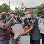 Kantor Imigrasi Kendari Salurkan Bantuan Sembako Kantor Imigrasi Kendari Salurkan Bantuan Sembako