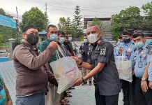 Kantor Imigrasi Kendari Salurkan Bantuan Sembako Kantor Imigrasi Kendari Salurkan Bantuan Sembako