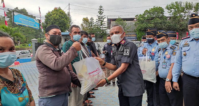 Kantor Imigrasi Kendari Salurkan Bantuan Sembako