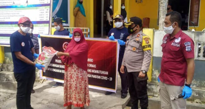 Peduli PPKM Mikro, Polres Wakatobi Salurkan Bansos ke Masyarakat