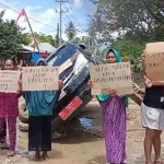 Emak-emak di Muna Sandera Mobil Dinas, Buntut Kekecewaan Jalan Tak Kunjung Diperbaiki Emak-emak di Muna Sandera Mobil Dinas, Buntut Kekecewaan Jalan Tak Kunjung Diperbaiki